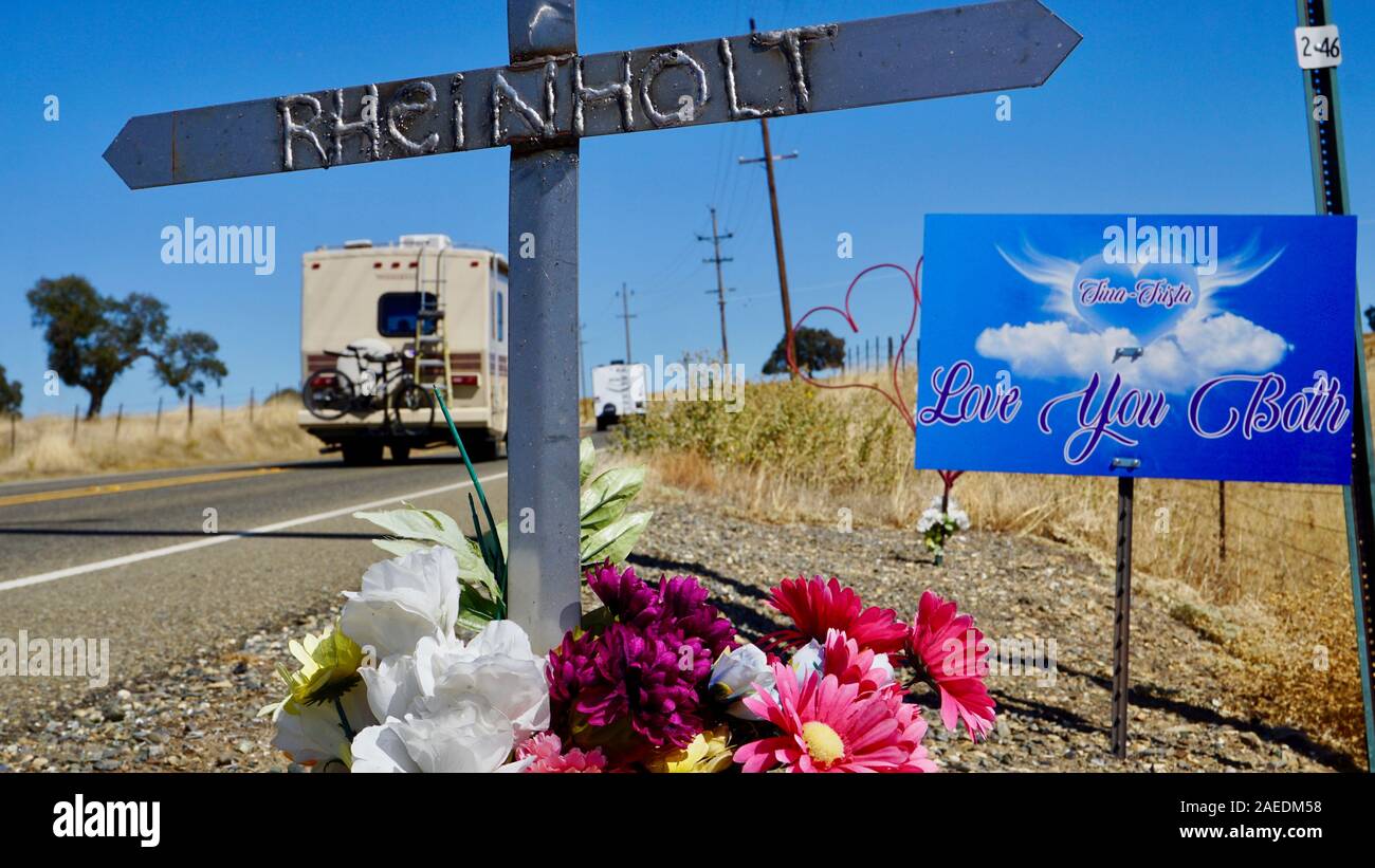 Accident de la route avec memorial une croix de métal avec le nom Rheinholt, avec la conduite de véhicules récréatifs dans le comté de Tuolumne, Californie. Banque D'Images