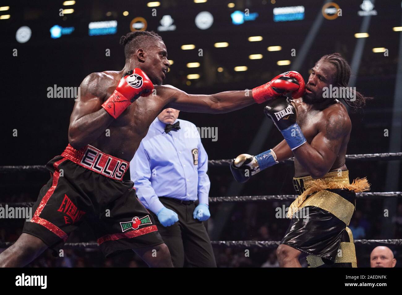 Brooklyn, New York, USA. 7 Décembre, 2019. Emmanuel ALEEM (noir et or) trunks RONALD ELLIS batailles dans un super combat poids moyens au Barclays Center de Brooklyn, New York. Crédit : Joel Plummer/ZUMA/Alamy Fil Live News Banque D'Images