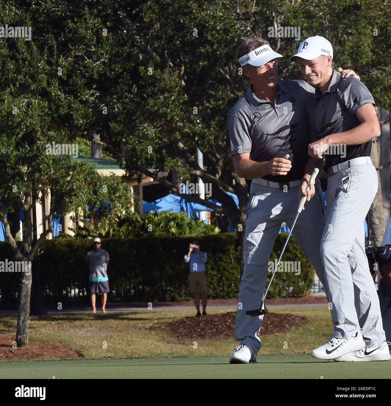 Bernhard Langer embrasse son fils, Jason, Jason après le dernier putt irrécupérables pour gagner le PNC Père Fils Défi tournoi de golf au Ritz-Carlton Golf Club à Orlando. Banque D'Images