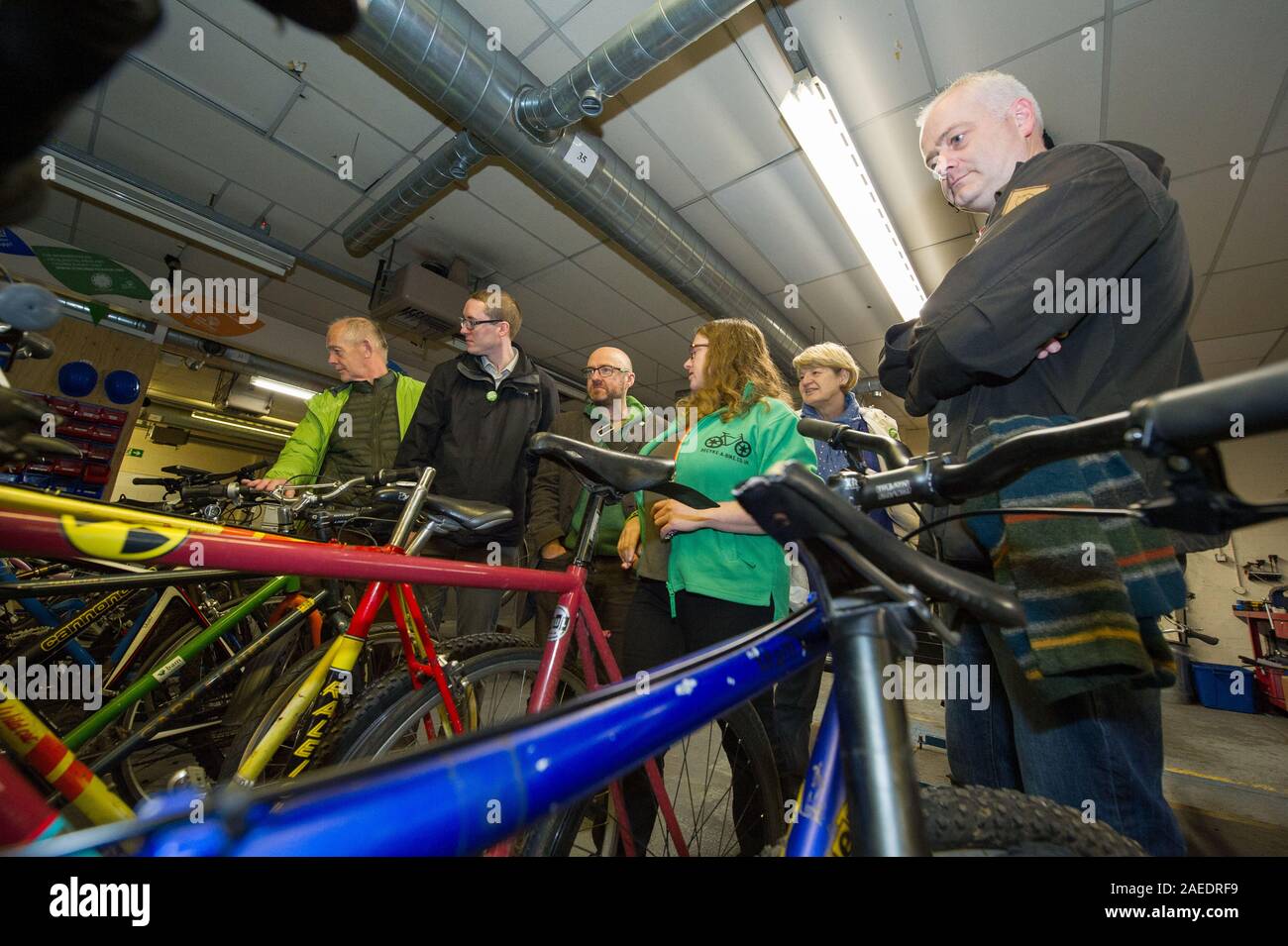 Glasgow, Royaume-Uni. 23 novembre 2019. Sur la photo : (L-R) Cllr Alasdair Tollemache - Verts écossais coucillor pour Stirling ; Brian Quinn - candidat verts écossais pour Stirling ; Patrick Harvie MSP - La chef du Parti Vert écossais ; Angela Barron - Directeur pour Recyke-a-bike ; Alasdair Tollemache's épouse ; Mark Ruskell MSP. Co-leader verts écossais Patrick Harvie se joindre à Environnement porte-parole Mark Ruskell MSP et Écossais verts candidat pour Stirling Bryan Quinn pour réparer des vélos. Crédit : Colin Fisher/Alamy Live News. Banque D'Images