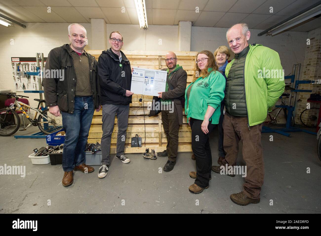 Glasgow, Royaume-Uni. 23 novembre 2019. Sur la photo : (L-R) Mark Ruskell MSP ; Brian Quinn - candidat verts écossais pour Stirling ; Patrick Harvie MSP - La chef du Parti Vert écossais ; Angela Barron - Directeur pour Recyke-a-bike ; Alasdair Tollemache's femme ; la Rcbd Alasdair Tollemache - Verts écossais coucillor de Stirling. Co-leader verts écossais Patrick Harvie se joindre à Environnement porte-parole Mark Ruskell MSP et Écossais verts candidat pour Stirling Bryan Quinn pour réparer des vélos. Crédit : Colin Fisher/Alamy Live News. Banque D'Images