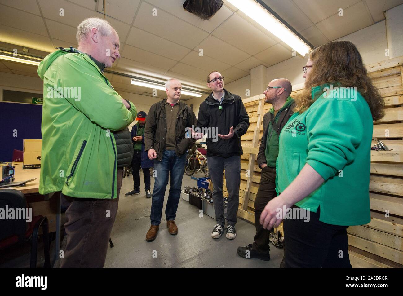 Glasgow, Royaume-Uni. 23 novembre 2019. Sur la photo : (L-R) Cllr Alasdair Tollemache - Verts écossais ; Mark Stirling pour coucillor Ruskell MSP ; Brian Quinn - candidat verts écossais pour Stirling ; Patrick Harvie MSP - La chef du Parti Vert écossais ; Angela Barron - Directeur pour Recyke-a-bike. Co-leader verts écossais Patrick Harvie se joindre à Environnement porte-parole Mark Ruskell MSP et Écossais verts candidat pour Stirling Bryan Quinn pour réparer des vélos. Crédit : Colin Fisher/Alamy Live News. Banque D'Images
