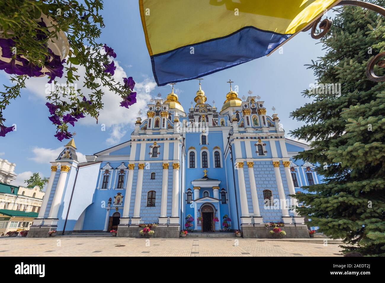 Reconstruit Monastère Saint-michel-au-Dôme-dor avec drapeau ukrainien à Kiev, Ukraine. Banque D'Images