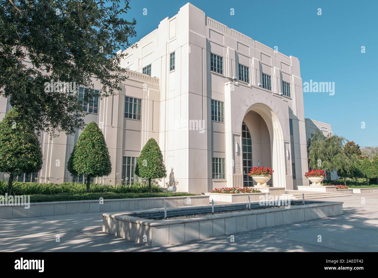 L'Hôtel de ville historique de Jardin d'hiver en Floride. Blanc un bâtiment de trois étages en pierre avec des fleurs rouge fontaine à eau à l'extérieur. Banque D'Images