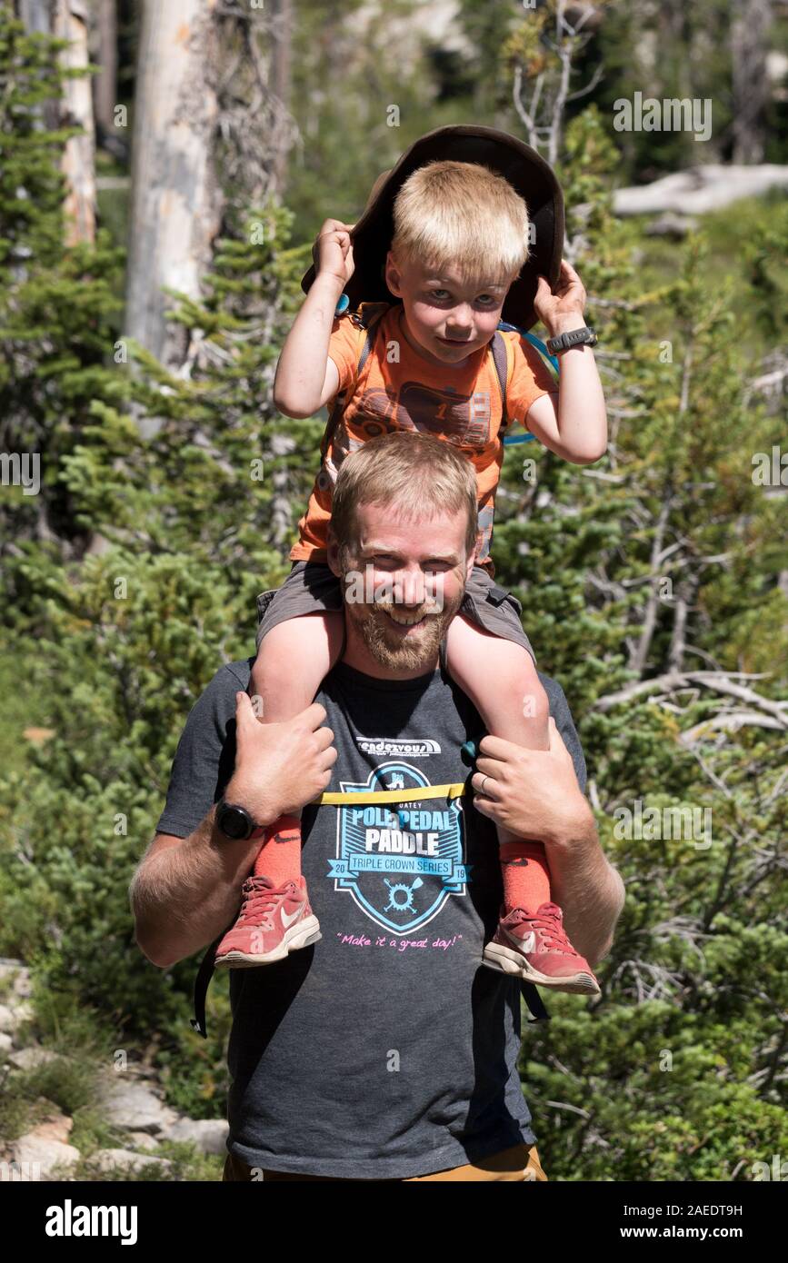 Père portant son fils sur une randonnée dans la région de Idaho's Celebrations. Banque D'Images