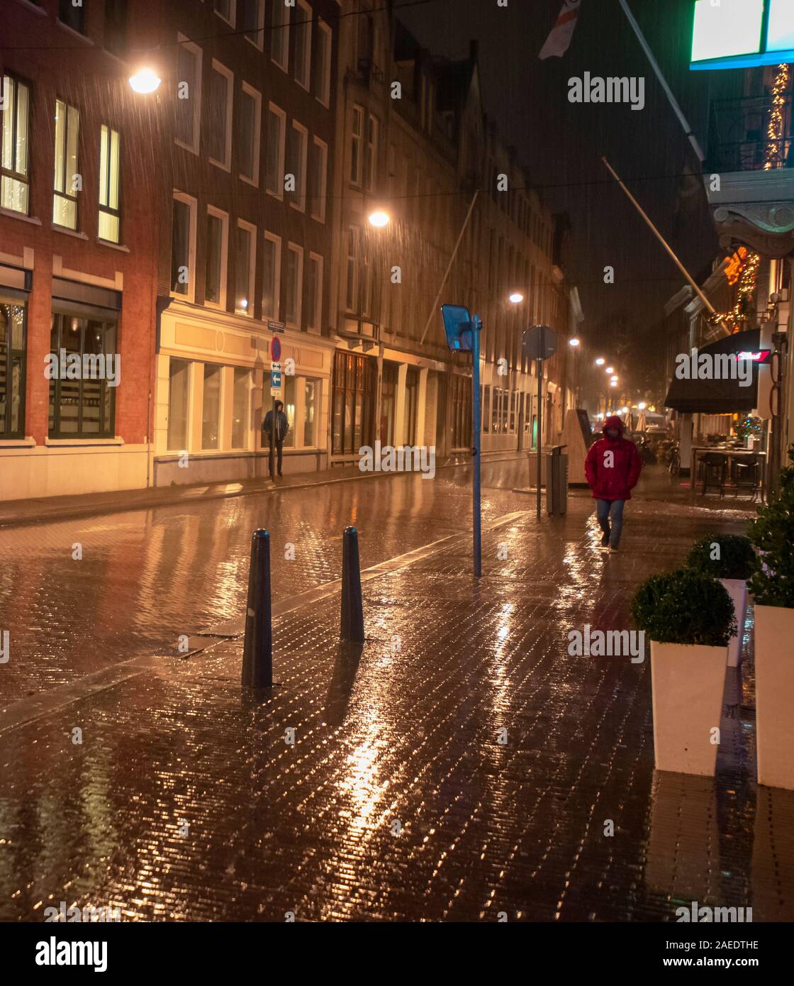 La Haye, aux Pays-Bas. Le 08 mai 2019. La saison de fête à La Haye : nuit pluvieuse. Dimanche 8 Décembre, 2019. Crédit : Charles M Vella/Alamy Live News Banque D'Images