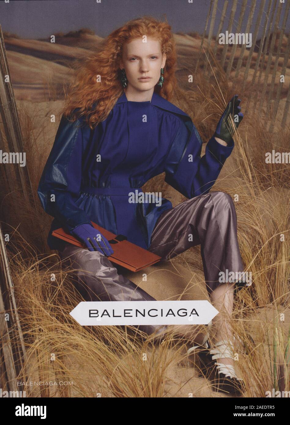 Affiche publicitaire Balenciaga maison de mode dans le magazine papier de  2012 ans, publicité, publicité créative Balenciaga 2010 Photo Stock - Alamy