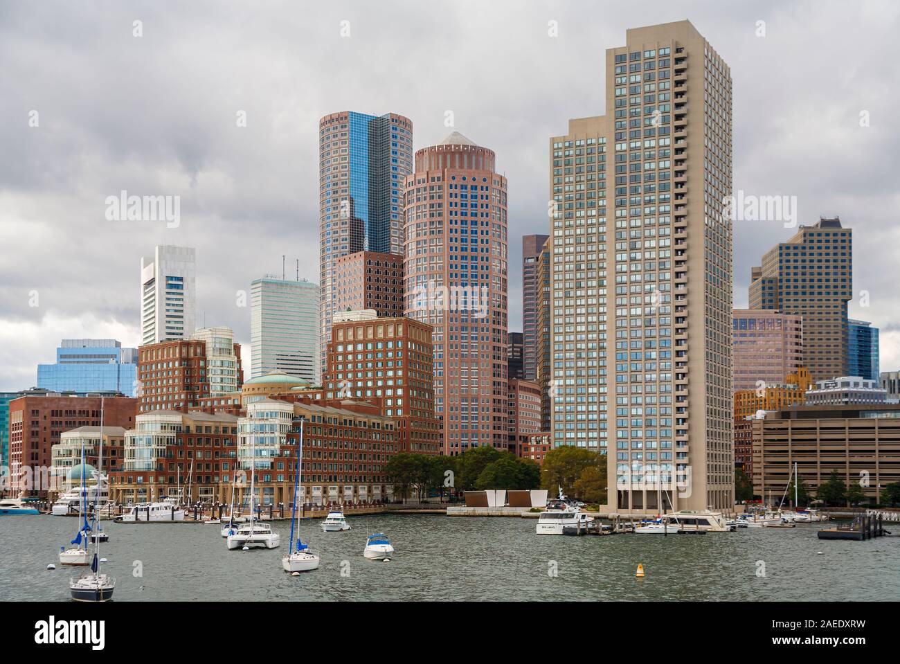 Vue sur l'horizon de l'emblématique quartier financier moderne des gratte-ciel et des quais, extrémité nord du quartier du front de mer et, Boston, Massachusetts, New England, USA Banque D'Images