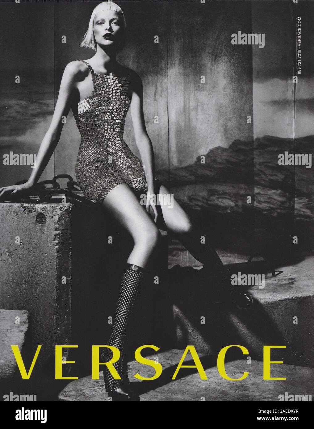 Affiche publicitaire de la maison de couture VERSACE avec Elza Luijendijk dans la version papier du magazine à partir de 2012, année de création publicitaire, publicité VERSACE à partir de 2010s Banque D'Images