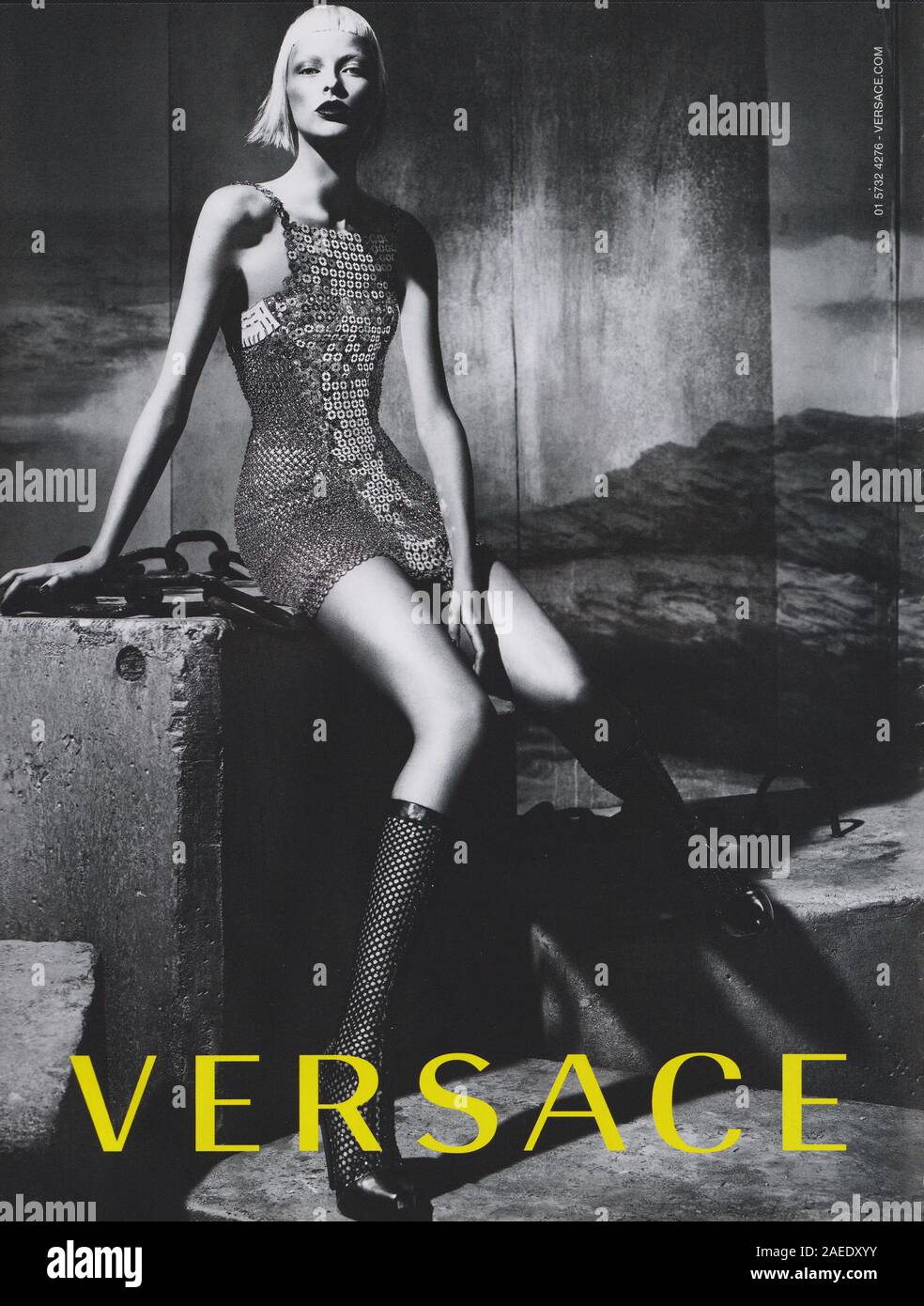 Affiche publicitaire de la maison de couture VERSACE avec Elza Luijendijk dans la version papier du magazine à partir de 2012, année de création publicitaire, publicité VERSACE à partir de 2010s Banque D'Images