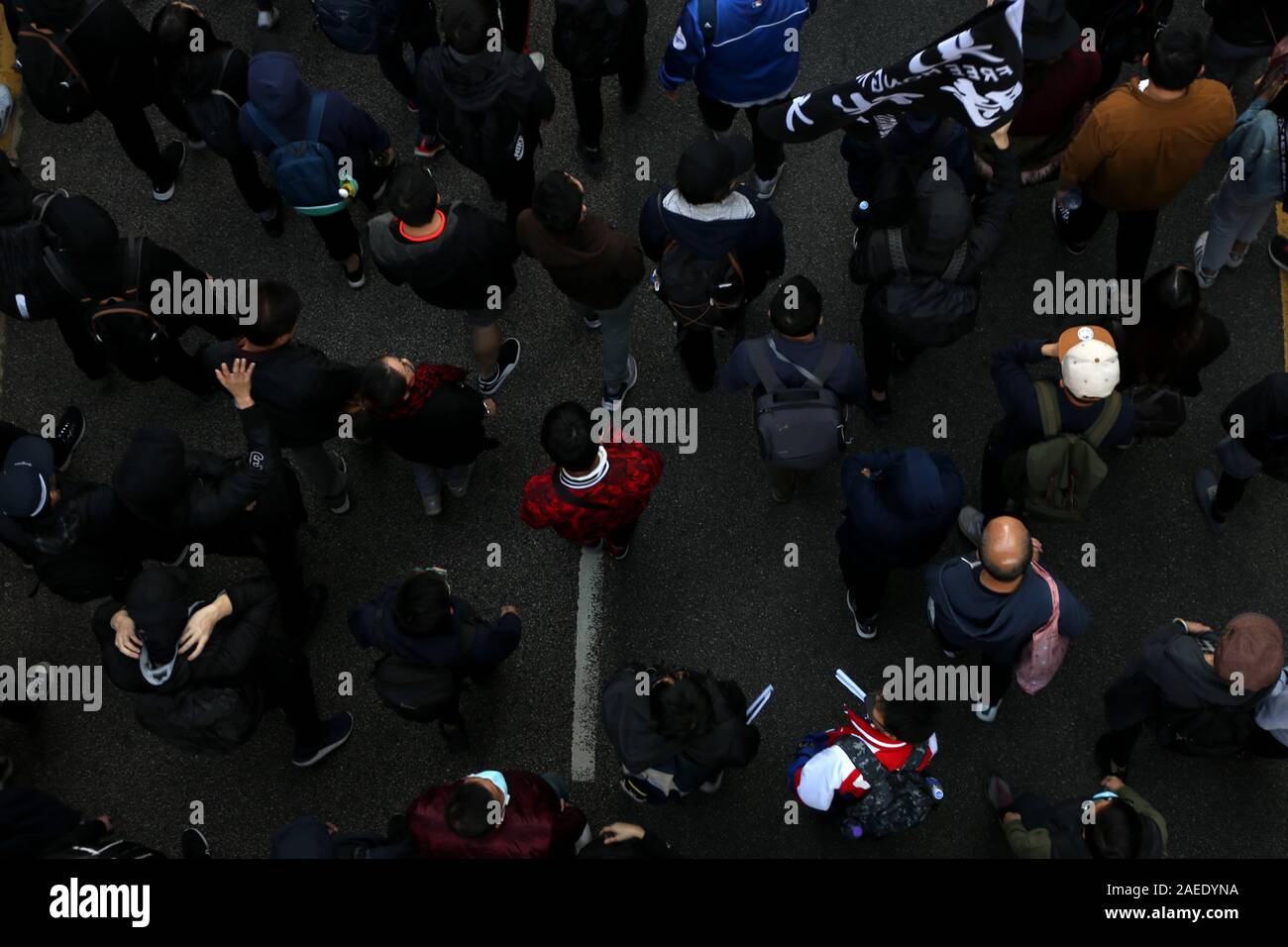 Une antenne de droit de manifestants défilant dans les rues. Le rallye a vu 800 000 personnes pour marquer les six mois anniversaire des manifestations à Hong Kong. Banque D'Images