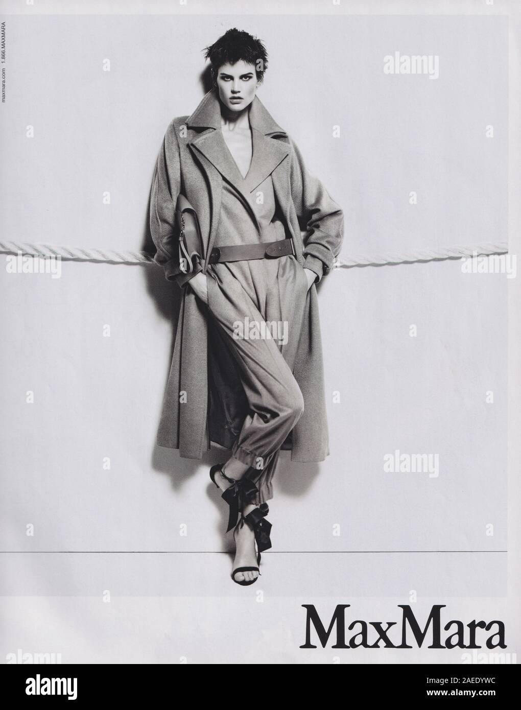 Poster publicitaire Max Mara dans le magazine papier de 2012, publicité, publicité créative MaxMara de 2010 Banque D'Images