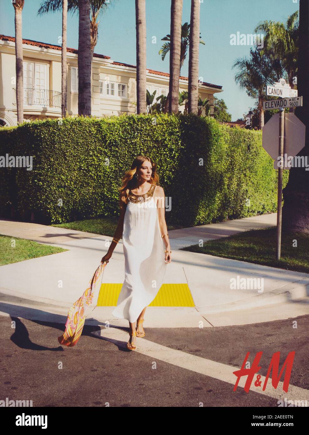 Affiche publicitaire H&M avec Daria Werbowy dans le magazine papier de 2012, publicité, publicité créative Hennes & Mauritz 2010 Banque D'Images