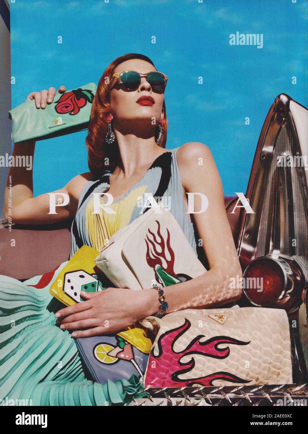Affiche publicitaire Prada maison de mode dans le magazine papier de 2012  ans, publicité, publicité créative Prada publicité de 2010 Photo Stock -  Alamy
