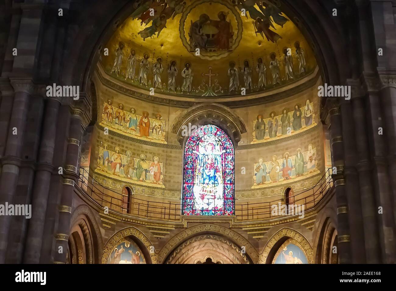 Strasbourg, France - Décembre 1,2019 : Détail de l'autel principal à l'intérieur de la cathédrale de Strasbourg ou la cathédrale de Notre-Dame de Strasbourg Banque D'Images