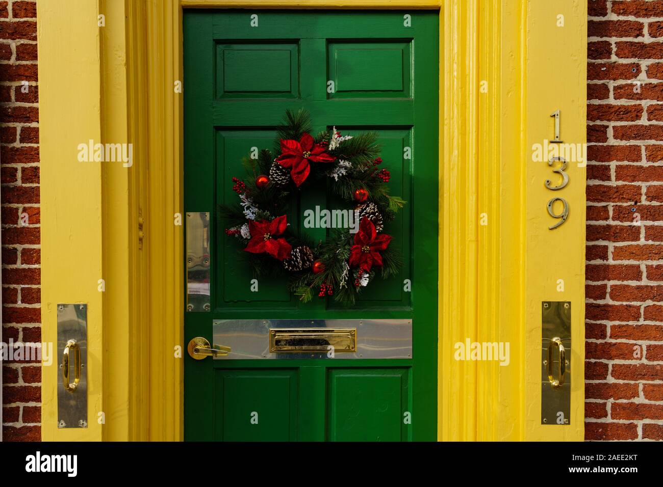 Gettysburg, PA / USA - décembre 7, 2019 : une grande couronne de Noël sur une porte vert sur l'affichage dans le centre-ville au cours de l'assemblée annuelle du Festival de Noël. Banque D'Images