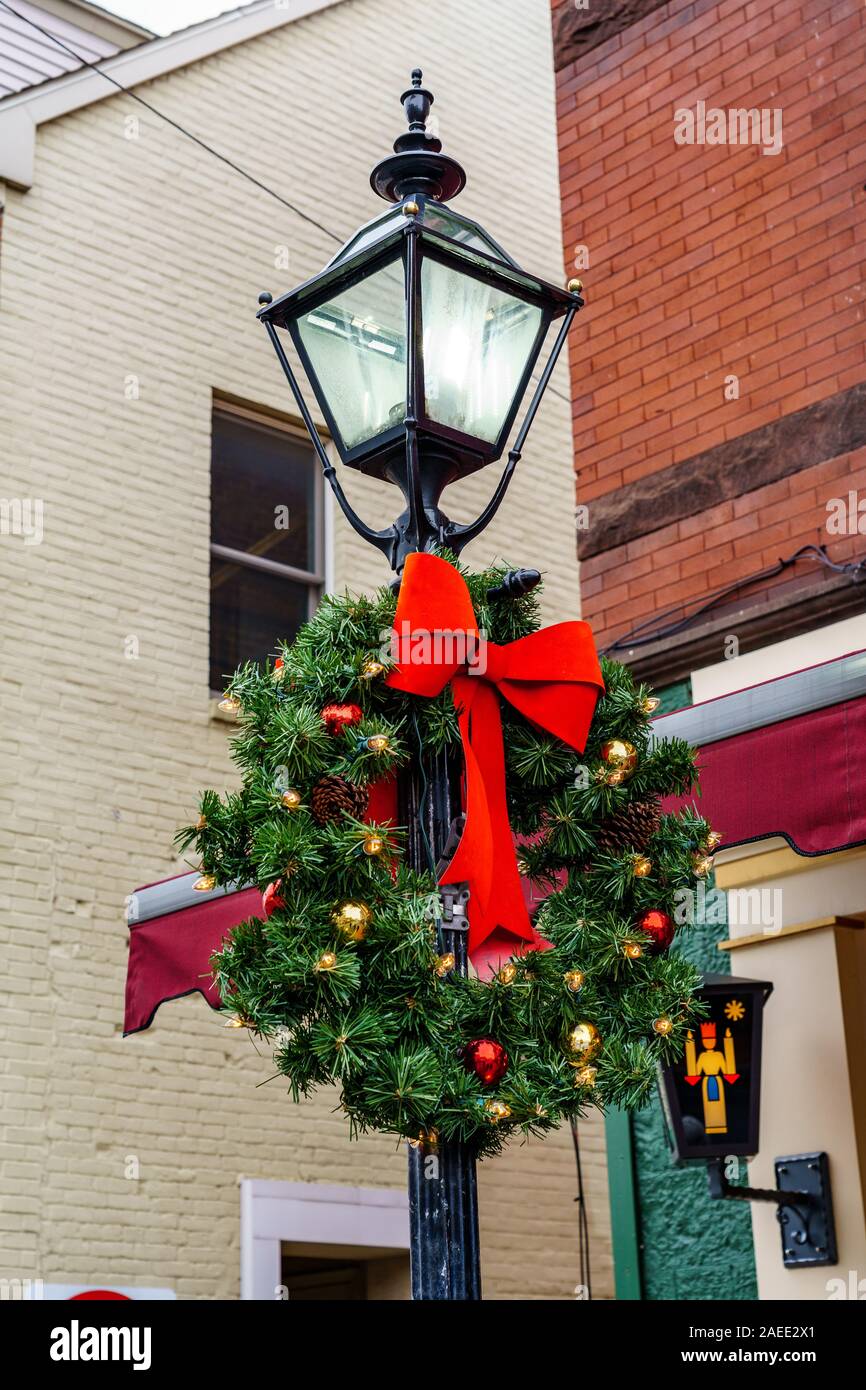 Gettysburg, PA / USA - décembre 7, 2019 : une couronne de Noël sur l'affichage sur un poteau de lumière dans le centre-ville au cours de l'assemblée annuelle du Festival de Noël. Banque D'Images