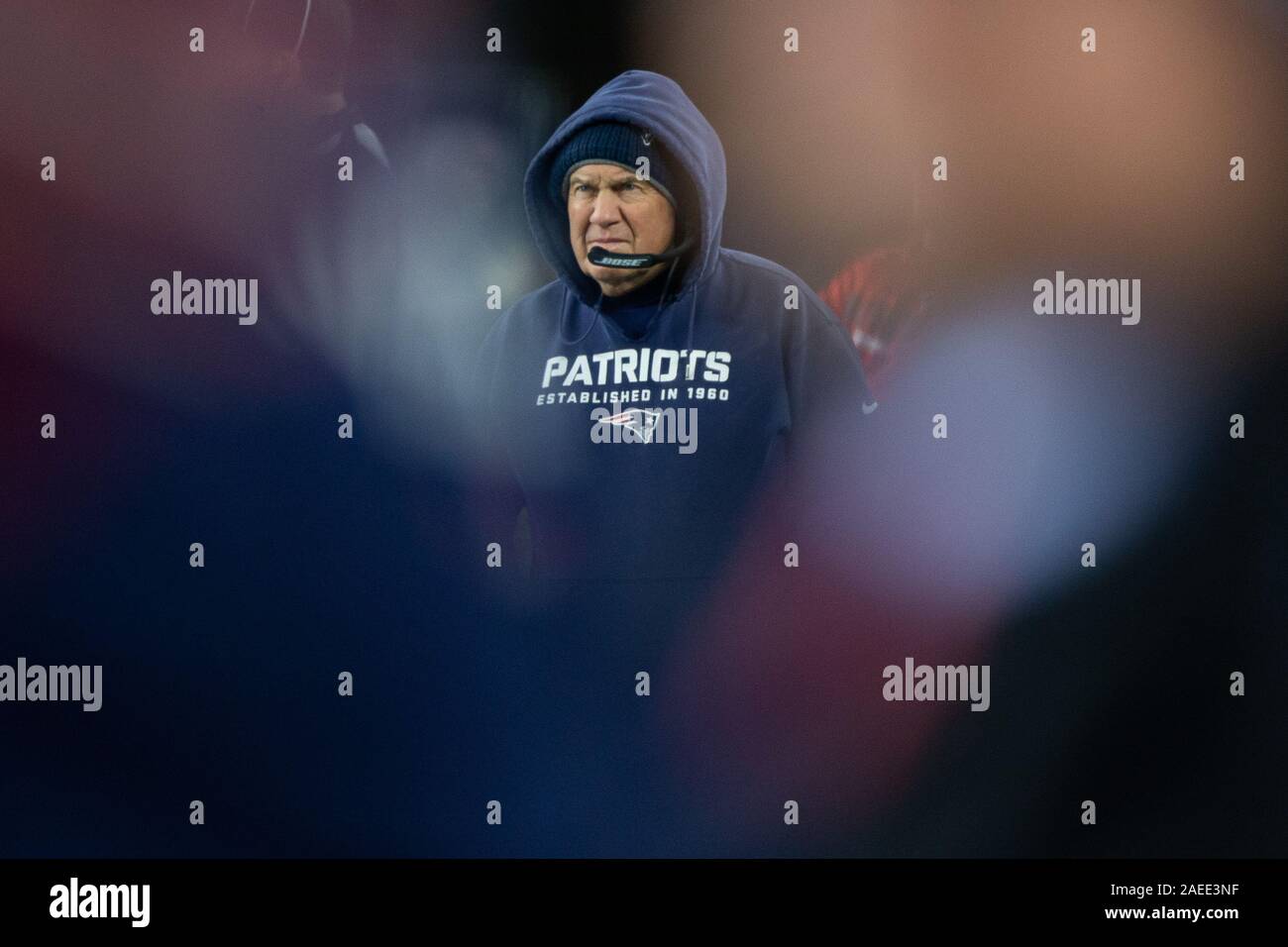 Foxborough, United States. Le 08 mai 2019. New England Patriots Head coach Bill Belichick, marche le côté au deuxième trimestre contre les Kansas City Chiefs au Stade Gillette à Foxborough, Massachusetts le Dimanche, Décembre 8, 2019. Les chefs patriotes la défaite 23-16. Photo de Matthew Healey/UPI UPI : Crédit/Alamy Live News Banque D'Images