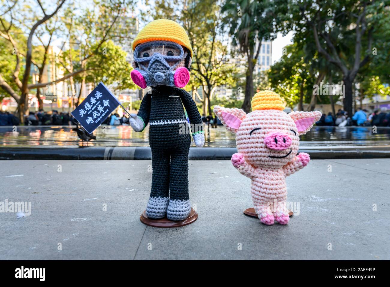 "Un exemple de la protestation de Hong Kong art trouvés dans de nombreux médias à travers la ville Ces figurines sont tricotés d'un étudiant protestataire et un cochon populaires meme. 8 décembre 2019 l'île de Hong Kong. Causeway Bay' Banque D'Images