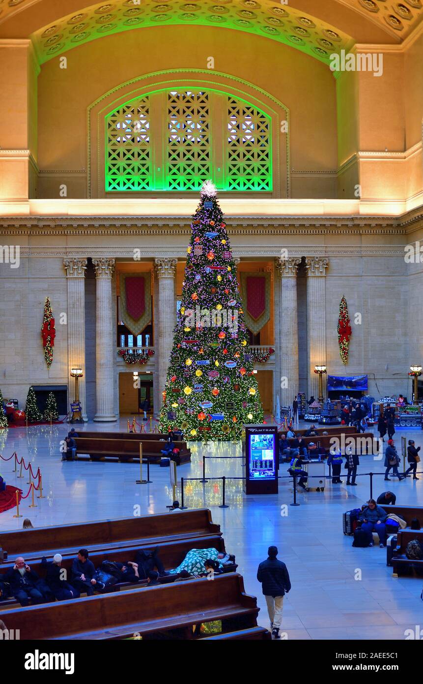 Chicago, Illinois, USA. La grande salle d'attente lors de l'historique et monument terminal ferroviaire, Chicago Union Station décorée pour Noël. Banque D'Images