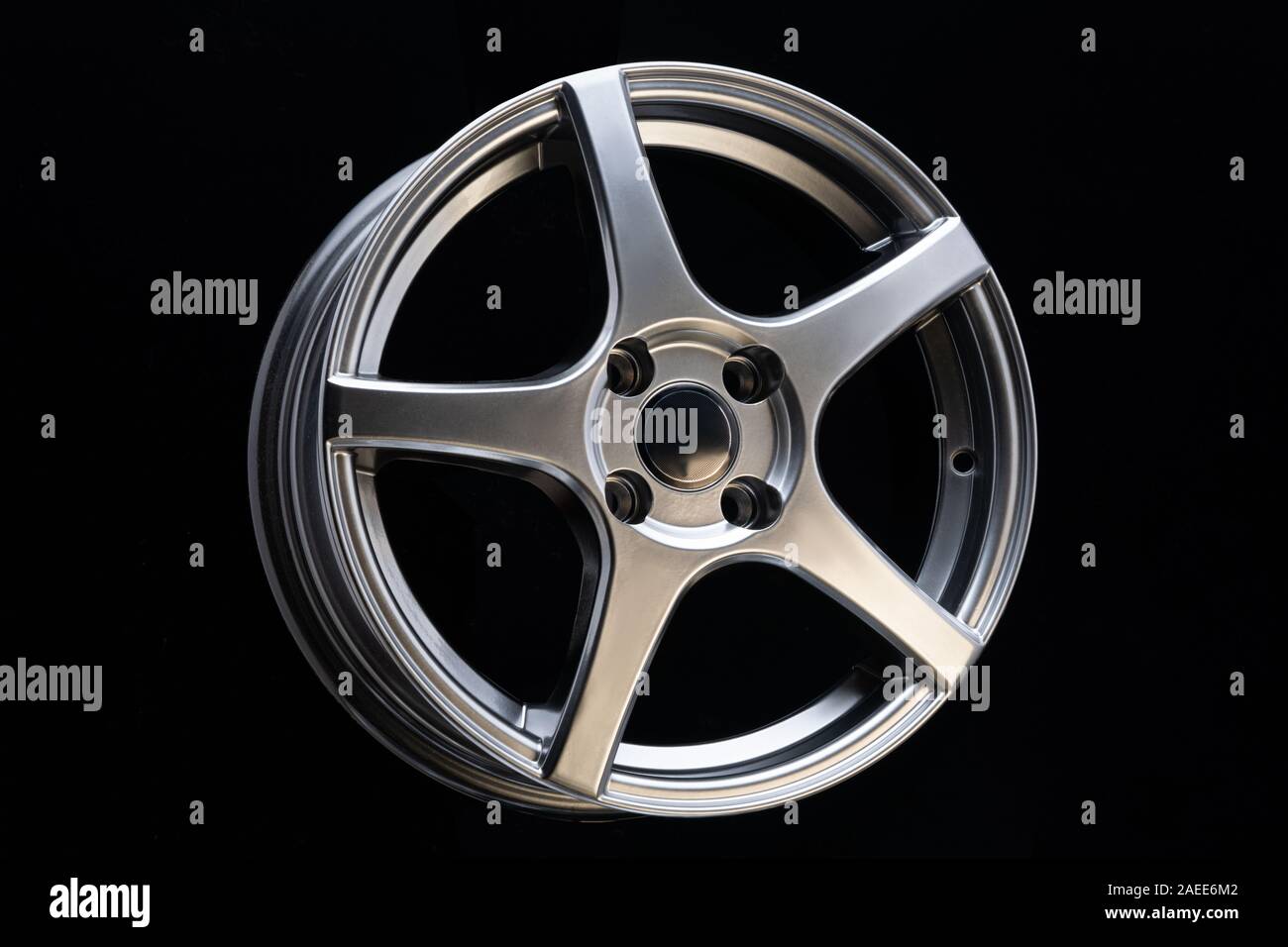 Roues en alliage de voiture, matt couleur blac, sport design et ligh poids, Close up. Banque D'Images