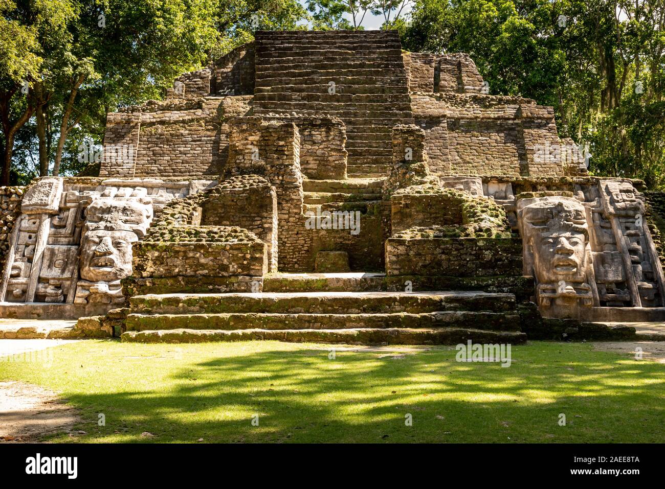 Comté d'Orange Walk, Belize - 16 novembre, 2019. Vue du masque temple à Lamanai réserve archéologique, une destination touristique populaire et à distance Banque D'Images