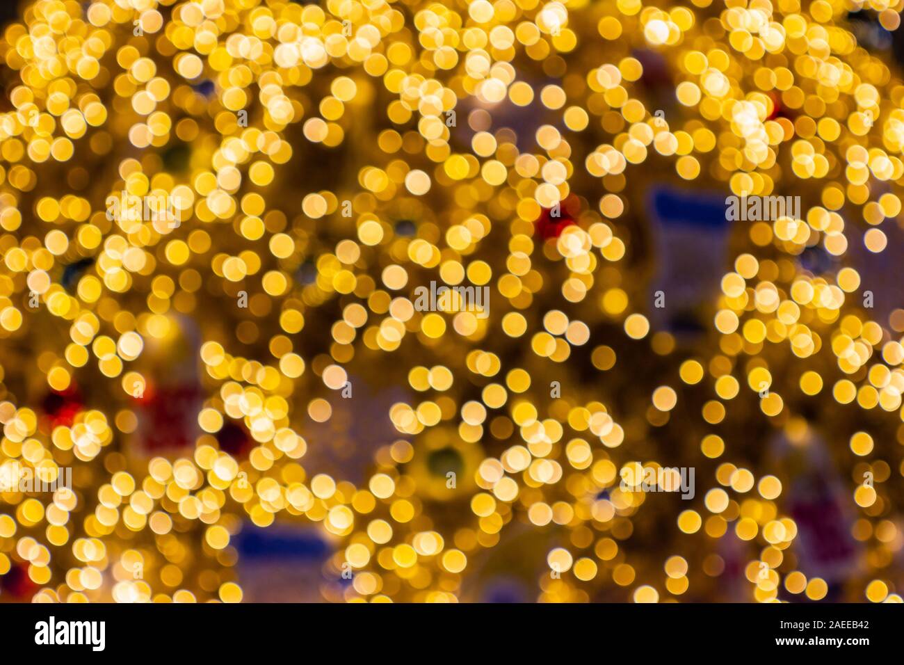 Image floue lumières chaîne décoratifs d'extérieur suspendu dans le jardin la nuit, saison des festivals - lumières de Noël - Bonne année Banque D'Images