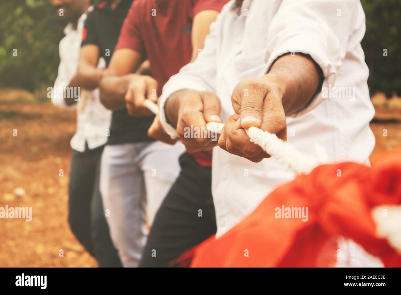 Close up of hands playing Tug of War - Groupe d'amis jouant des jeux de plein air dans l'évolution de la technologie numérique et monde. Banque D'Images
