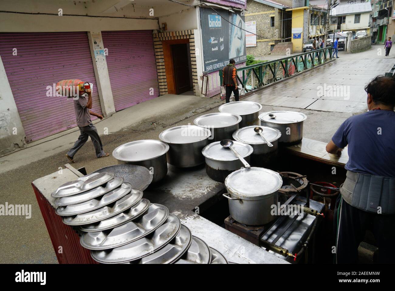 Les ustensiles en acier de dhaba restaurant en bordure de rue étroite, Banjar ville, Tirthan Valley, Kullu, Himachal Pradesh, Inde, Asie Banque D'Images