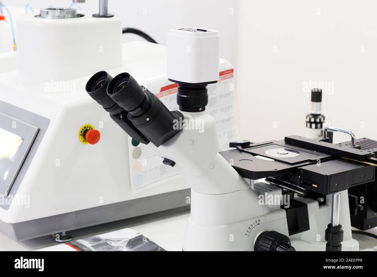 Essais de matériaux avancés. Machines et équipements de laboratoire de matériaux. L'analyse de la microstructure. Test de microdureté. Banque D'Images