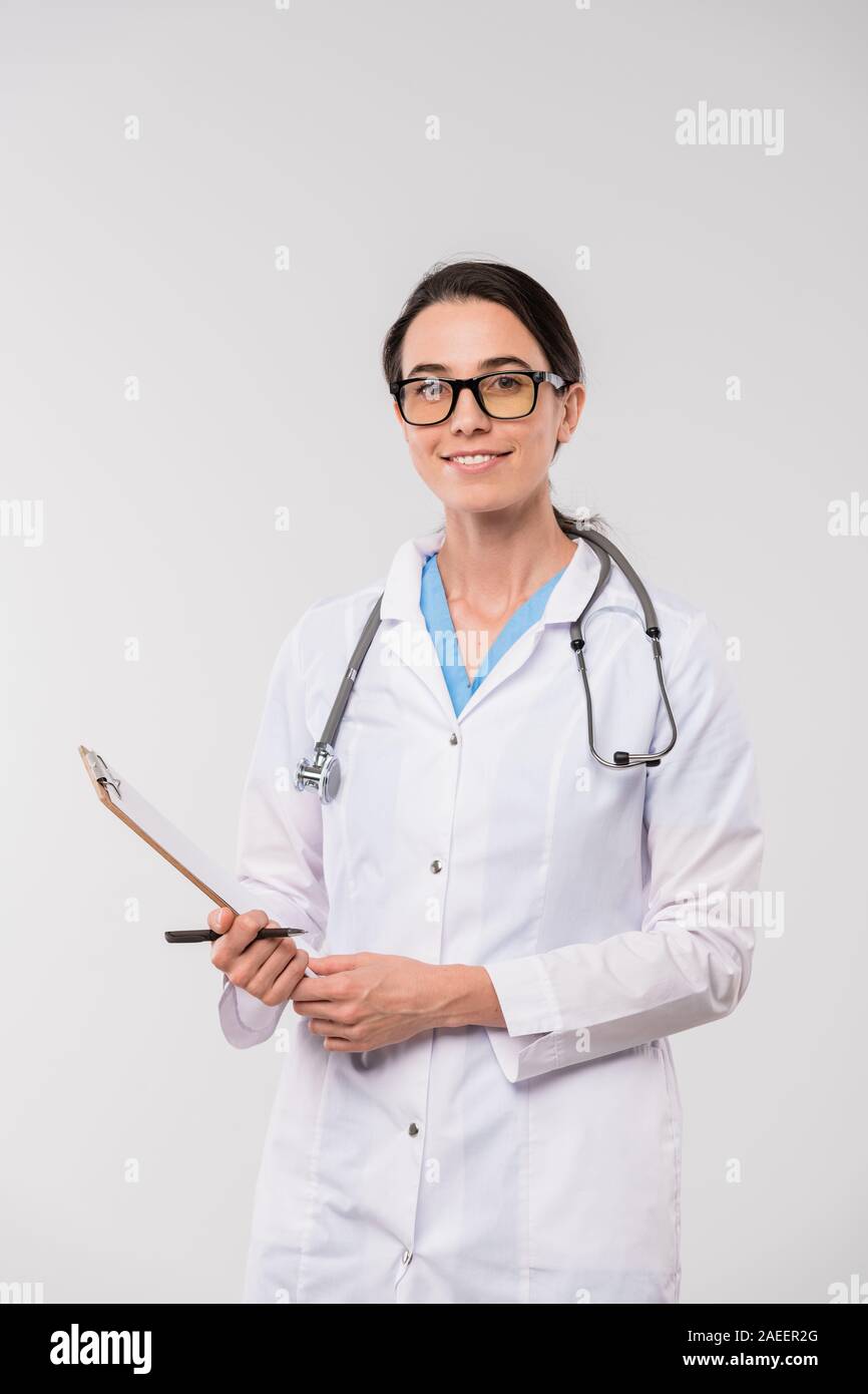 Jeune femme clinicienne en uniforme et lunettes médicales dans l'isolement permanent Banque D'Images