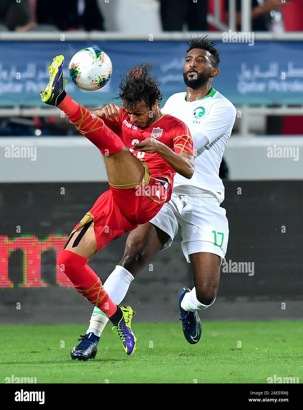 Doha, Qatar. 8e déc, 2019. Al-Humaidan Mahdi (L) de Bahreïn rivalise avec Firas Albirakan d'Arabie saoudite lors de la 24e Coupe du Golfe Persique 2019 match final entre Bahreïn et l'Arabie saoudite à Doha, Qatar, le 8 décembre 2019. Credit : Nikku/Xinhua/Alamy Live News Banque D'Images