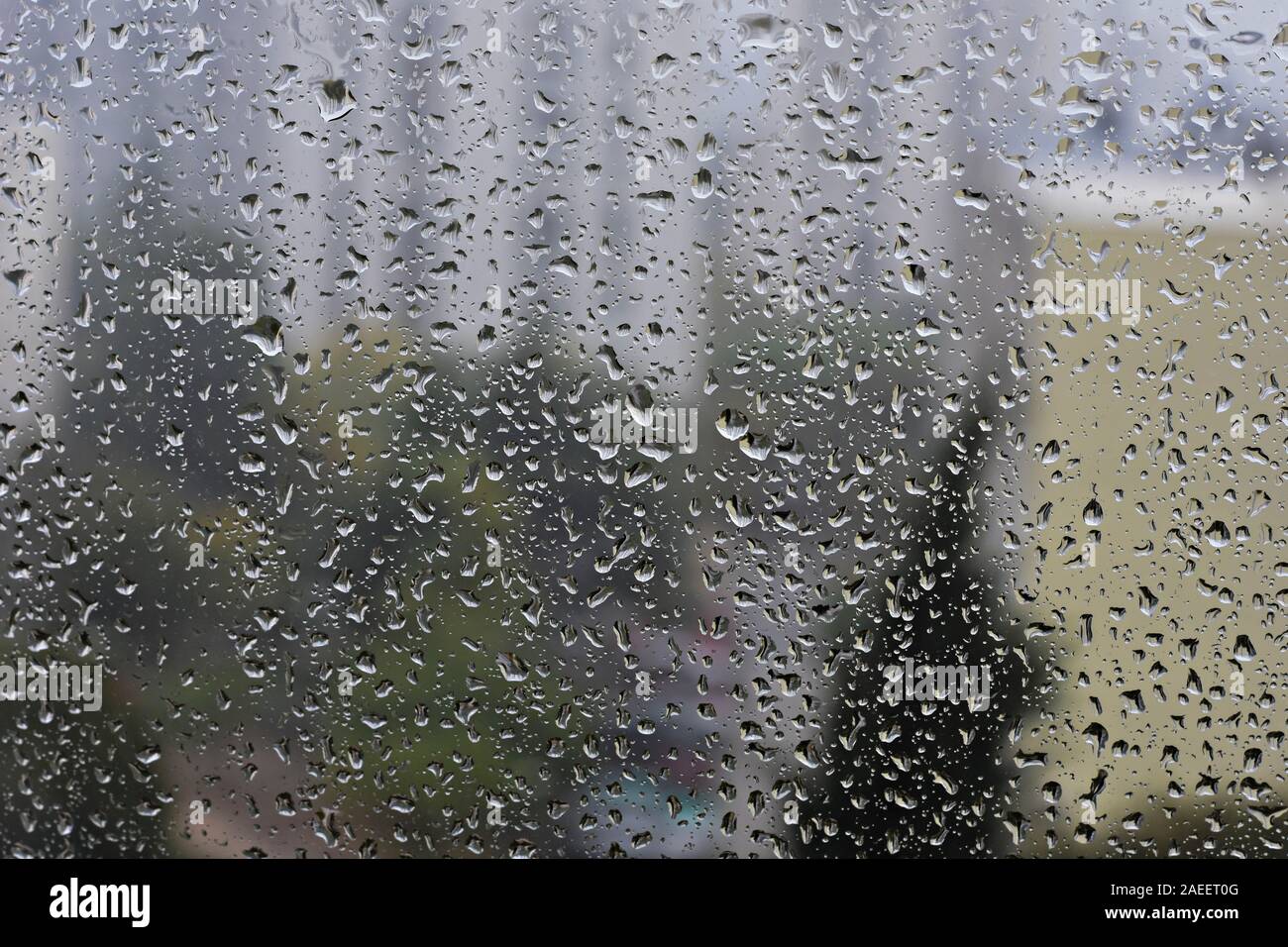 Gouttes de pluie sur les vitres à l'arrière-plan flou jour de pluie à l'extérieur bleu ciel nuage - Image de texture Banque D'Images