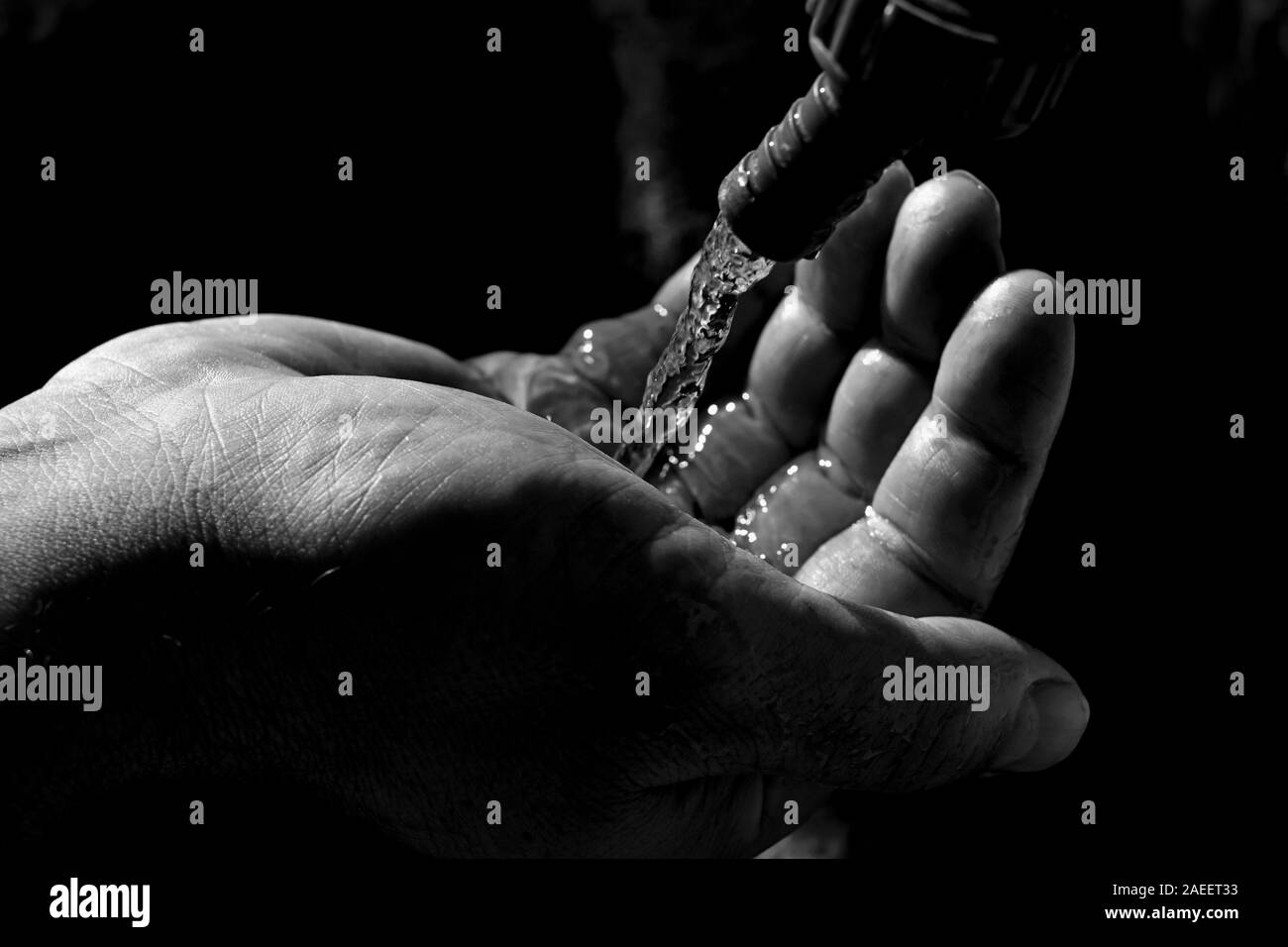 La main de l'eau capture/ mains attraper la chute de l'eau propre Banque D'Images