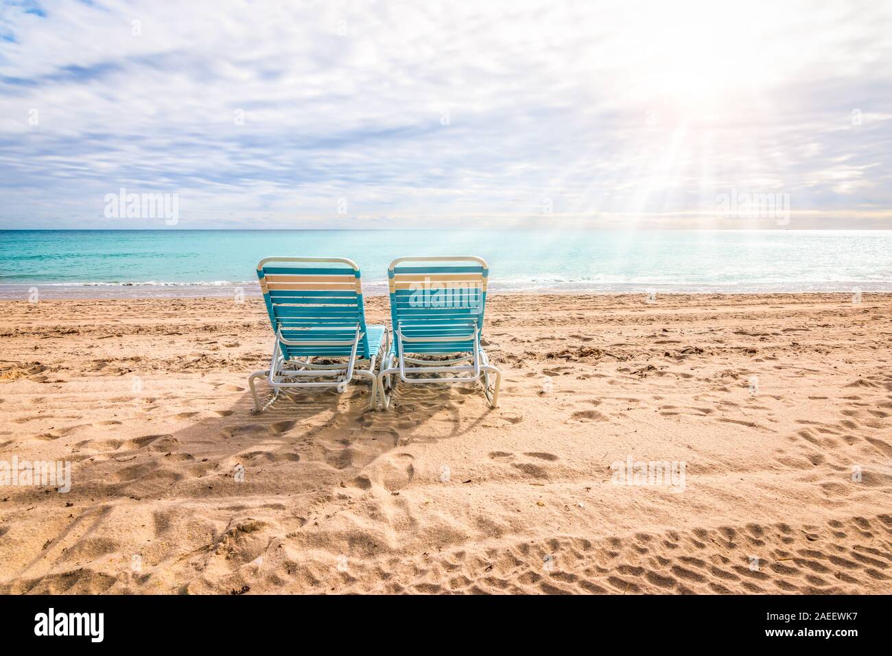 Deux chaises de plage sur la plage de Hollywood à Fort Lauderdale, en Floride. Banque D'Images