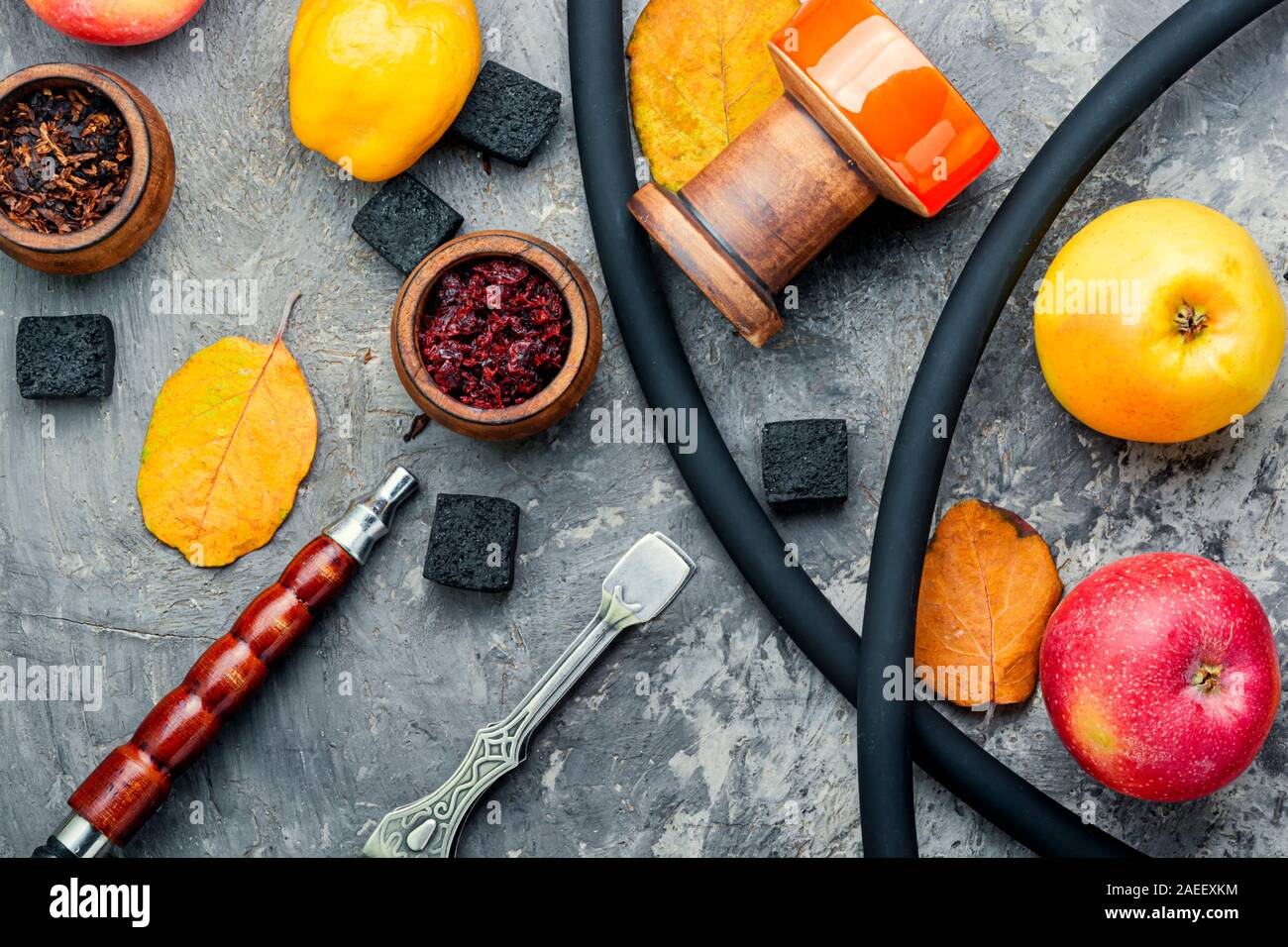 Fumer le narguilé narguilé oriental.bol et le tabac.Détails de narguilé turc.Kalian avec du tabac et de l'arôme de pomme coing. Banque D'Images