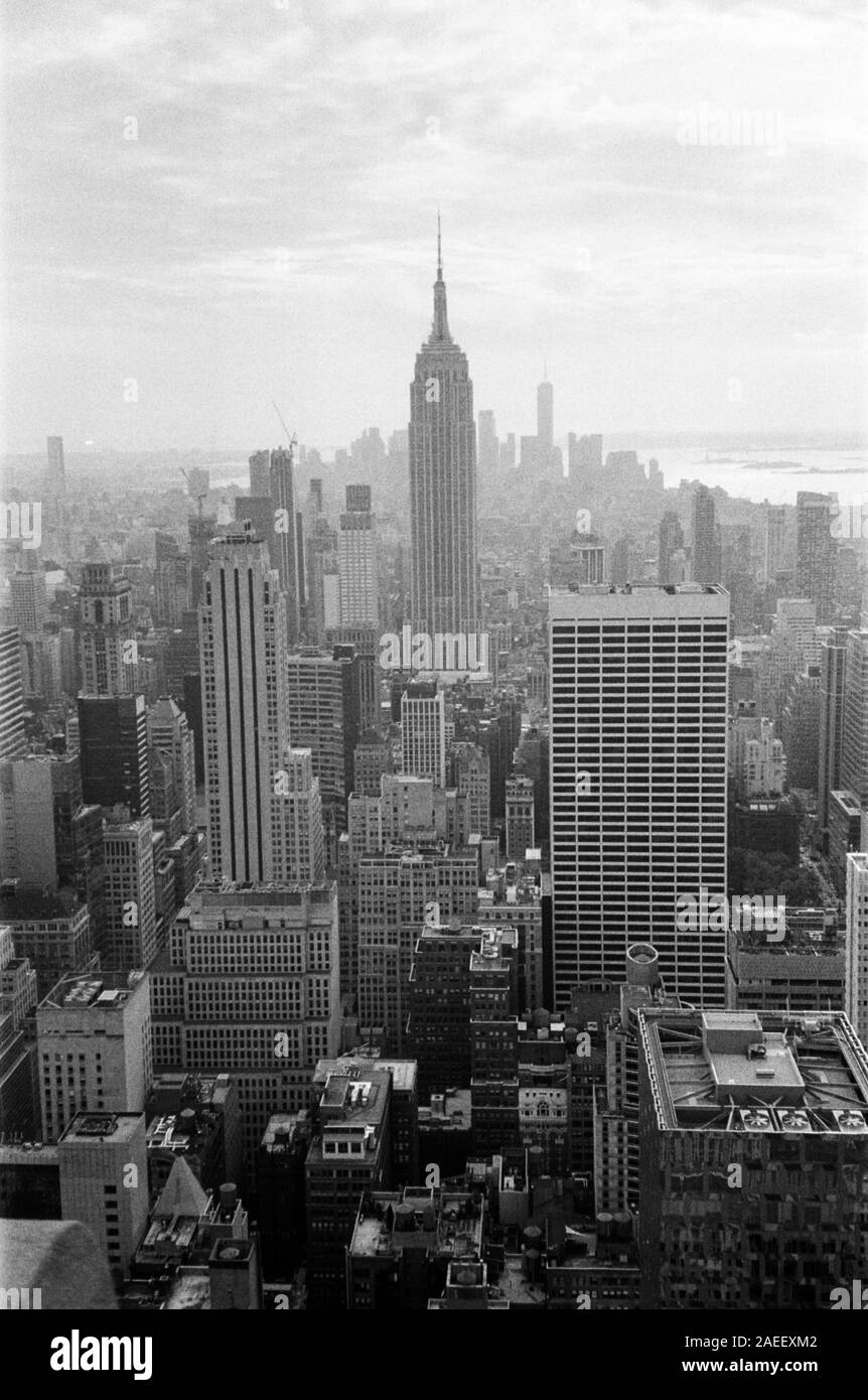 Empire State Building vu du haut de la roche, le Rockefeller Center, New York City, États-Unis d'Amérique. Banque D'Images