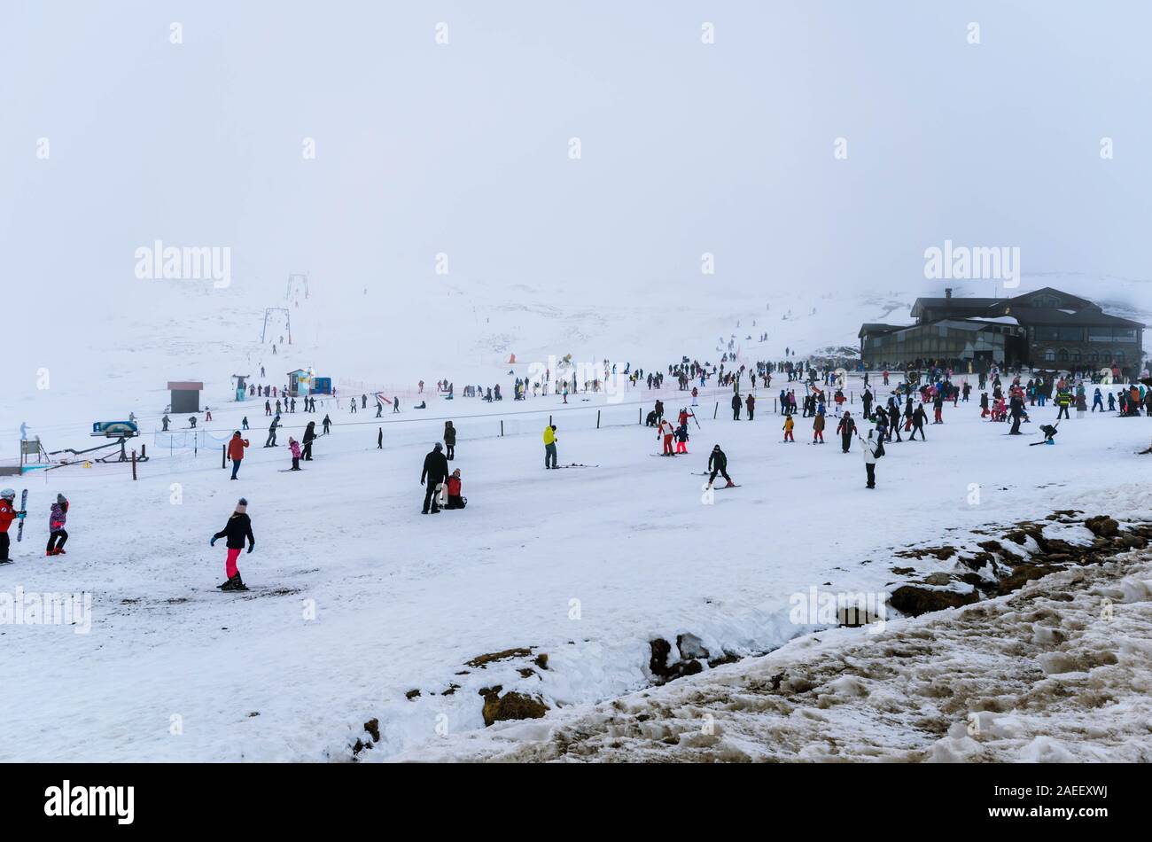 Profiter de la neige les skieurs dans l'un des plus célèbres centre de ski de la Grèce . Vergoritida lake en arrière-plan. Banque D'Images