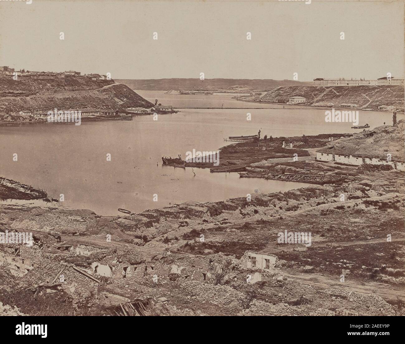 Une peinture de James Robertson représentant le port de Sébastopol, montrant les navires, l'eau, les fortifications et le paysage environnant, créé entre 1855 et 1856, reflétant les paysages militaires et côtiers du milieu du xixe siècle. Banque D'Images