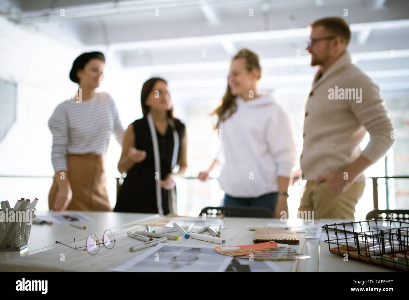 Palette de couleurs, les lunettes, le bloc-notes, groupe de surligneurs sur 24 Banque D'Images