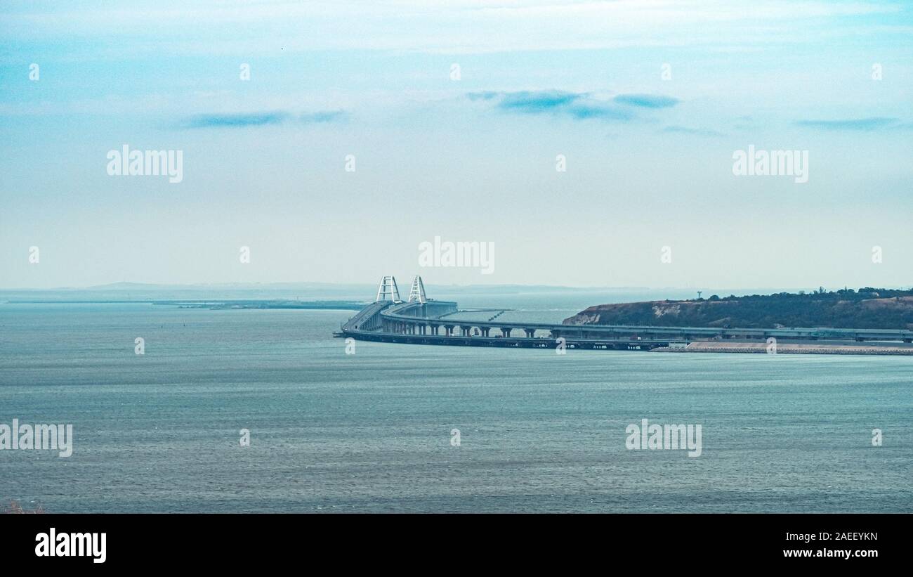Vue sur le pont de Kertch avec copie espace pour le texte. Pont de Crimée fini - panorama. Banque D'Images