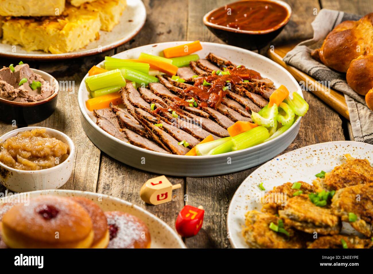 Sélection de nourriture pour Hanoukka traditionnel dîner de fête, fond en bois Banque D'Images