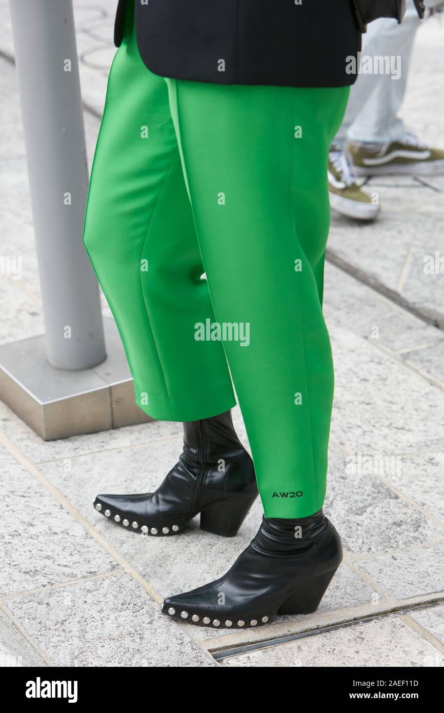 MILAN, ITALIE - 20 septembre 2019 : Femme avec un pantalon en cuir noir et  vert a fait des chaussures avec goujons avant Sportmax fashion show, la  Mode Milan Nous Photo Stock - Alamy
