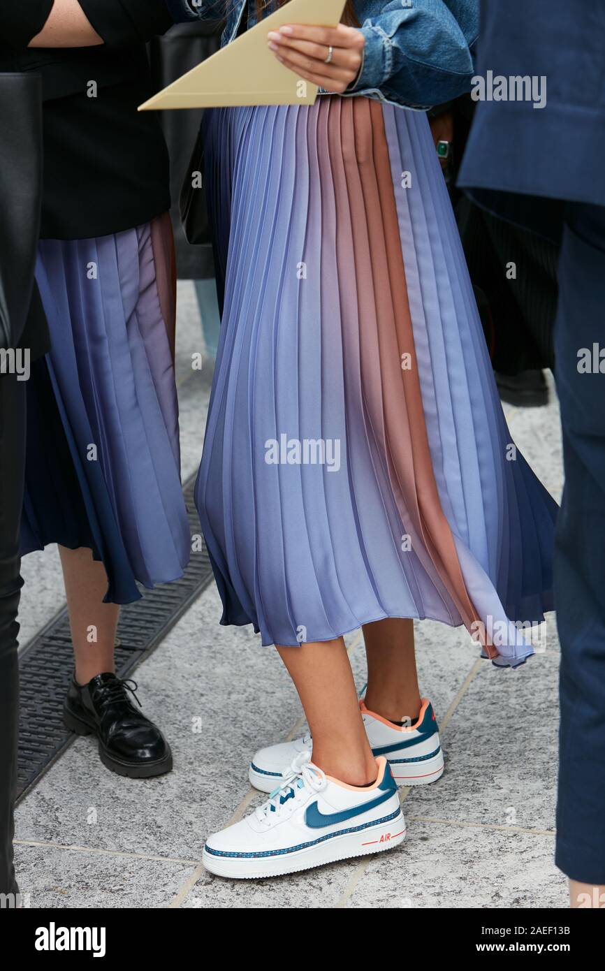 MILAN, ITALIE - 20 septembre 2019 : Femme avec sneakers Nike blanc et bleu  et bleu jupe plissée avant Sportmax fashion show, Milan Fashion Week str  Photo Stock - Alamy