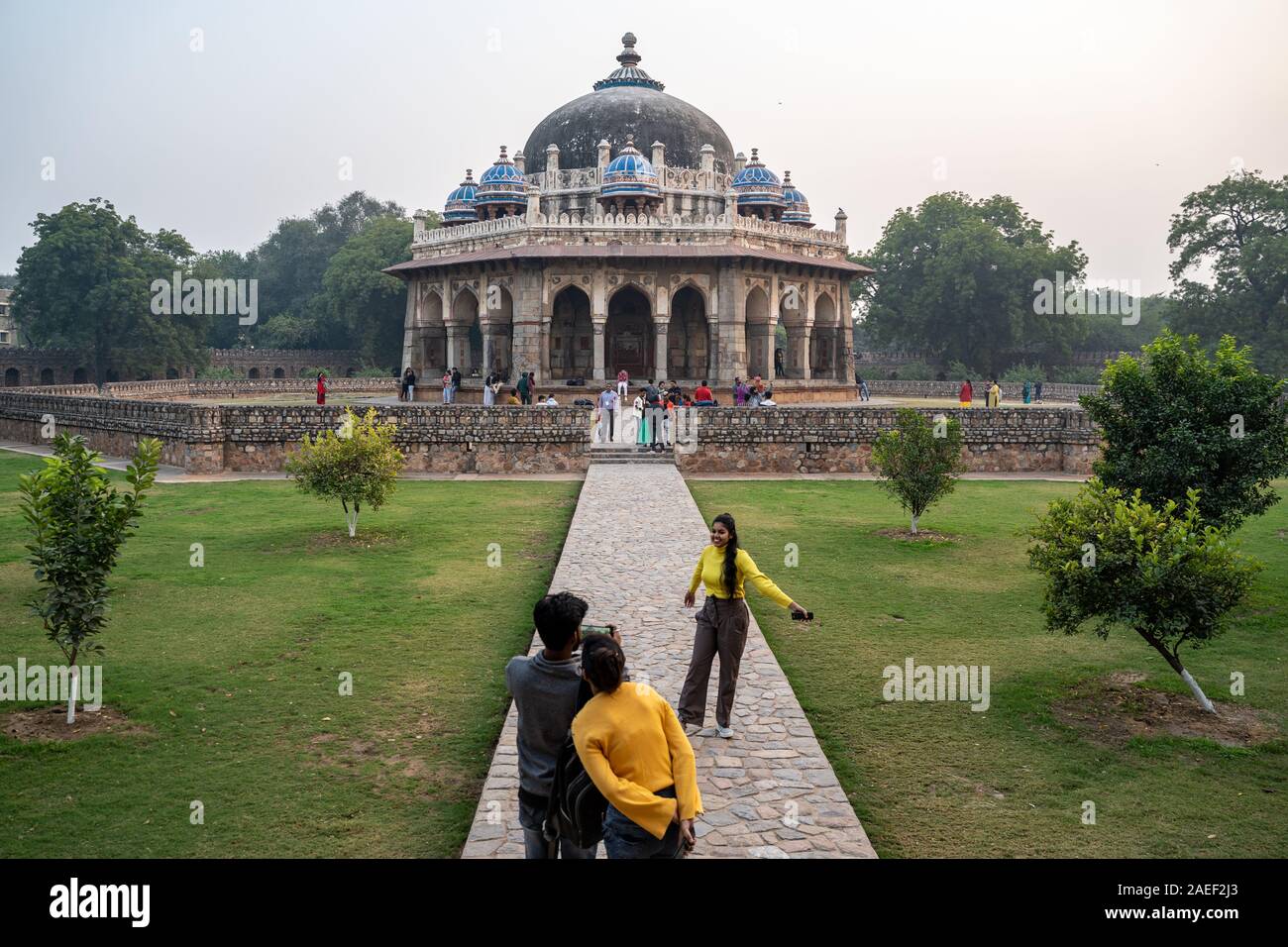 New Delhi, Inde - le 7 décembre 2019 : les touristes de prendre des photos sur les médias sociaux tout en explorant le Humayans tombeau ancien complexe et ruines Banque D'Images
