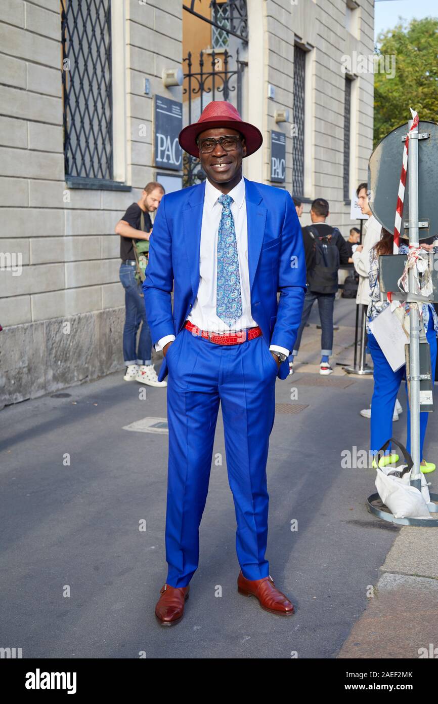MILAN, ITALIE - 20 septembre 2019 : l'homme avec costume bleu et red hat avant Tods fashion show, Milan Fashion Week street style ? Banque D'Images