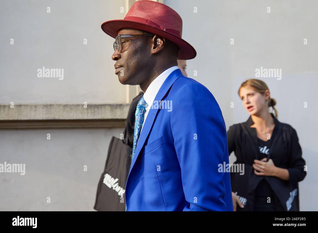 MILAN, ITALIE - 20 septembre 2019 : l'homme avec veste bleue et rouge Borsalino chapeau avant Tods fashion show, Milan Fashion Week street style ? Banque D'Images