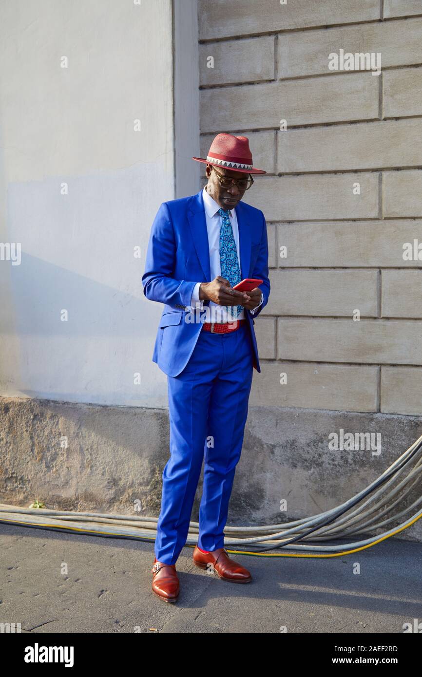 MILAN, ITALIE - 20 septembre 2019 : l'homme avec veste et pantalon bleu et red hat avant Tods fashion show, Milan Fashion Week street style ? Banque D'Images
