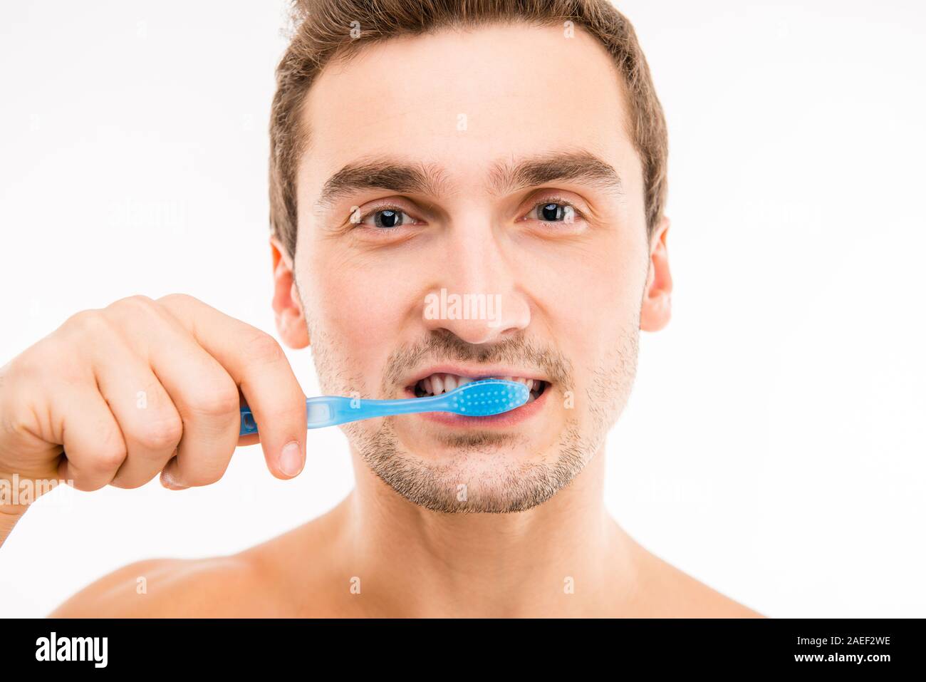 Portrait de jeune homme se brosser les dents Banque D'Images
