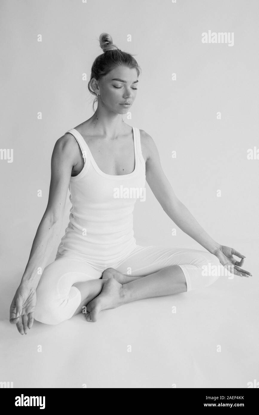 Blonde cheerful woman doing yoga asanas. Mode de vie sain et sport concept Banque D'Images